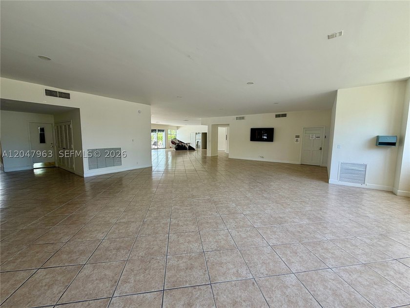 Welcome home to this spacious, and amazing 1/1.5 with water - photo 49