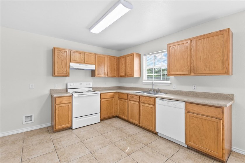 Freshly painted 3-bedroom, 2-bath home featuring an open floor - photo 4