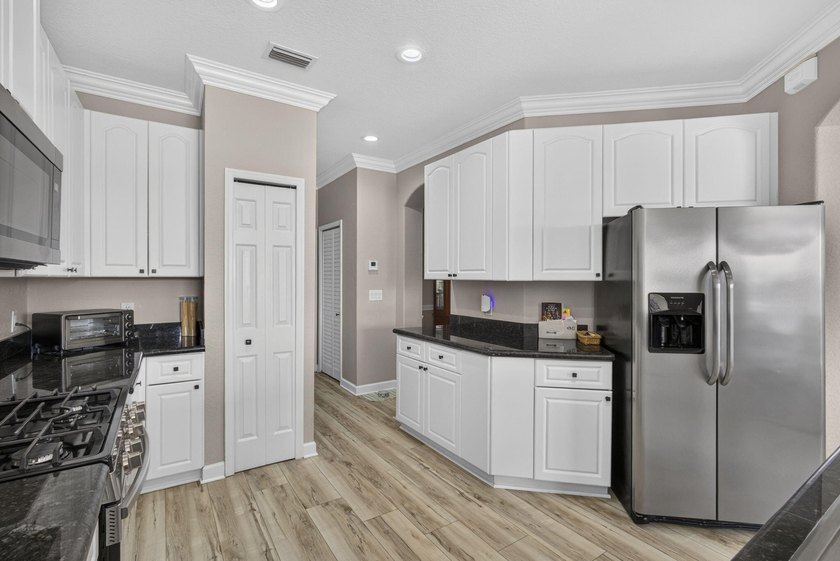 Welcome to this beautifully maintained 4-bedroom, 3.5-bath home - photo 15