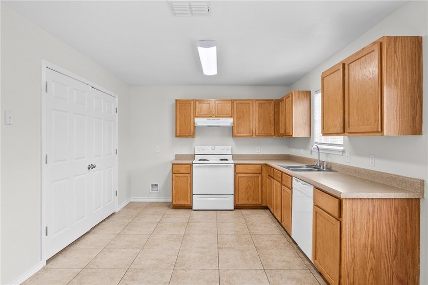 Freshly painted 3-bedroom, 2-bath home featuring an open floor - photo 6