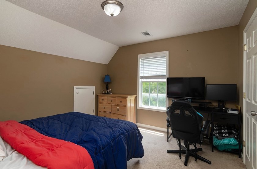 Great 2 level home on over 2 acres of land in the beautiful - photo 16