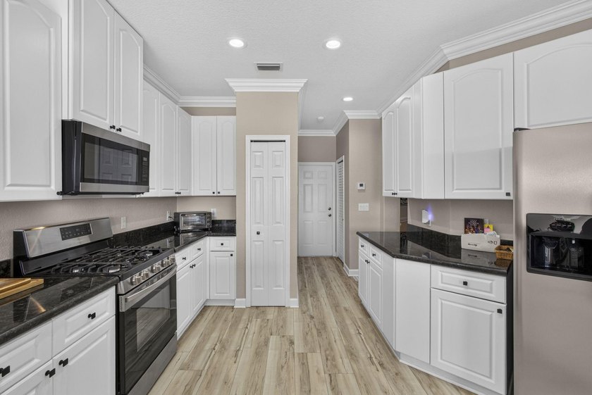 Welcome to this beautifully maintained 4-bedroom, 3.5-bath home - photo 16