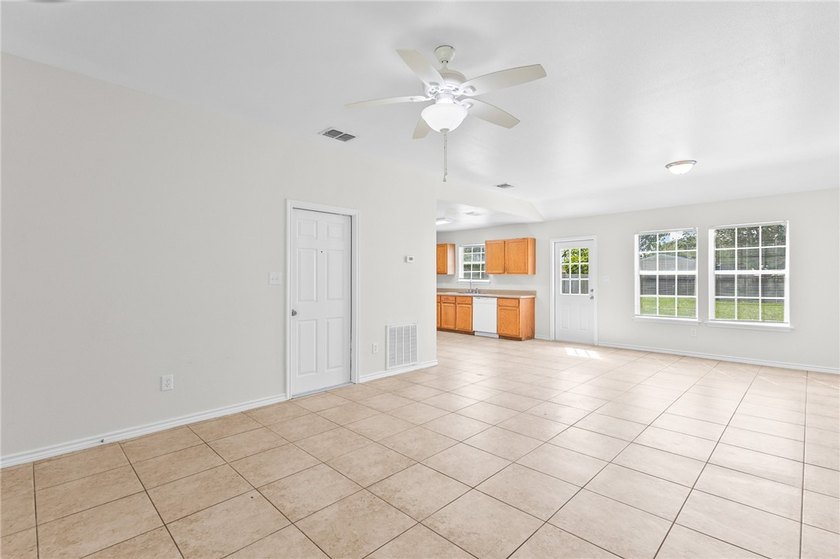 Freshly painted 3-bedroom, 2-bath home featuring an open floor - photo 7