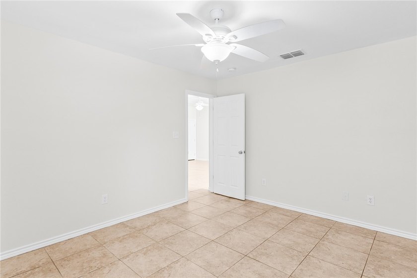 Freshly painted 3-bedroom, 2-bath home featuring an open floor - photo 9
