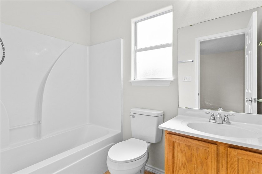 Freshly painted 3-bedroom, 2-bath home featuring an open floor - photo 10