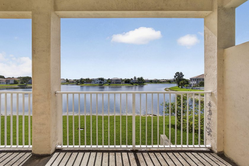 Welcome to this beautifully maintained 4-bedroom, 3.5-bath home - photo 27