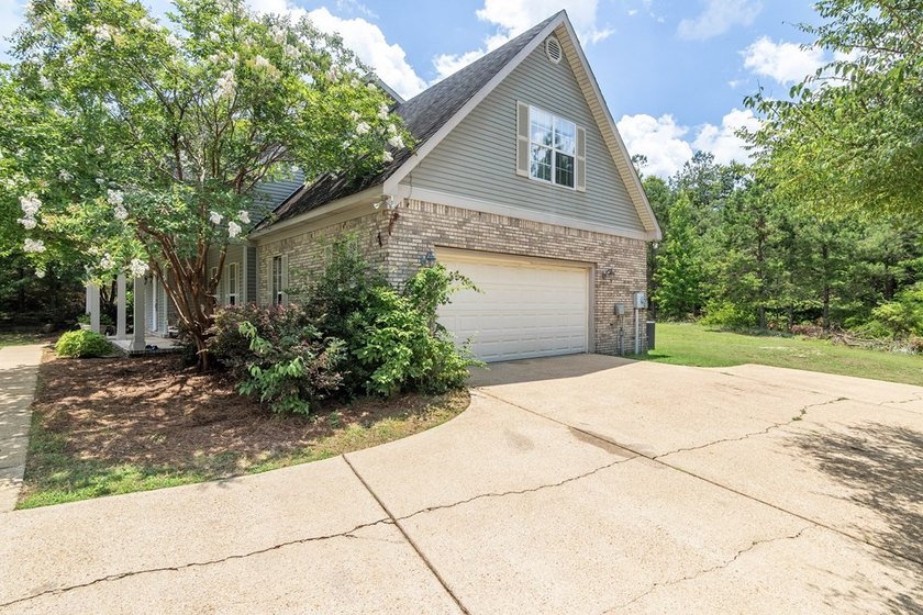Great 2 level home on over 2 acres of land in the beautiful - photo 28