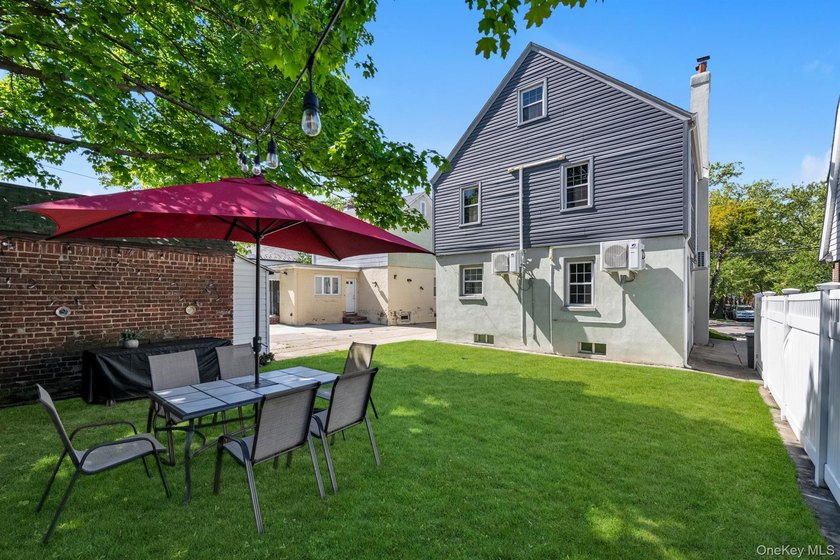 Beautiful Detached Colonial Single Family Home in Prime Bayside - photo 2