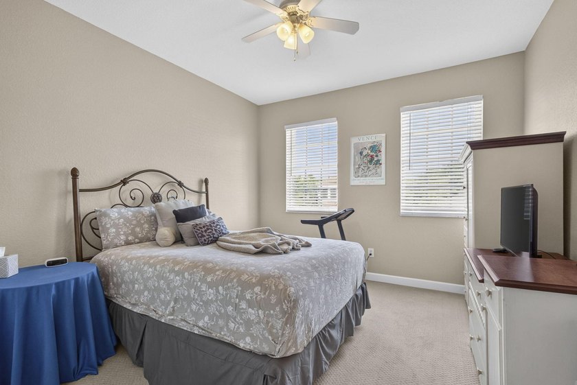 Welcome to this beautifully maintained 4-bedroom, 3.5-bath home - photo 32
