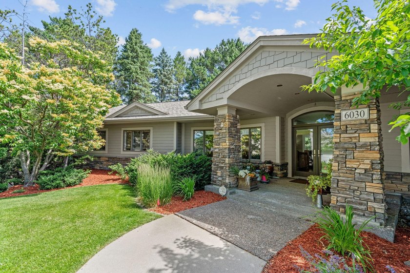 This beautifully maintained soft contemporary home offers luxury - photo 2
