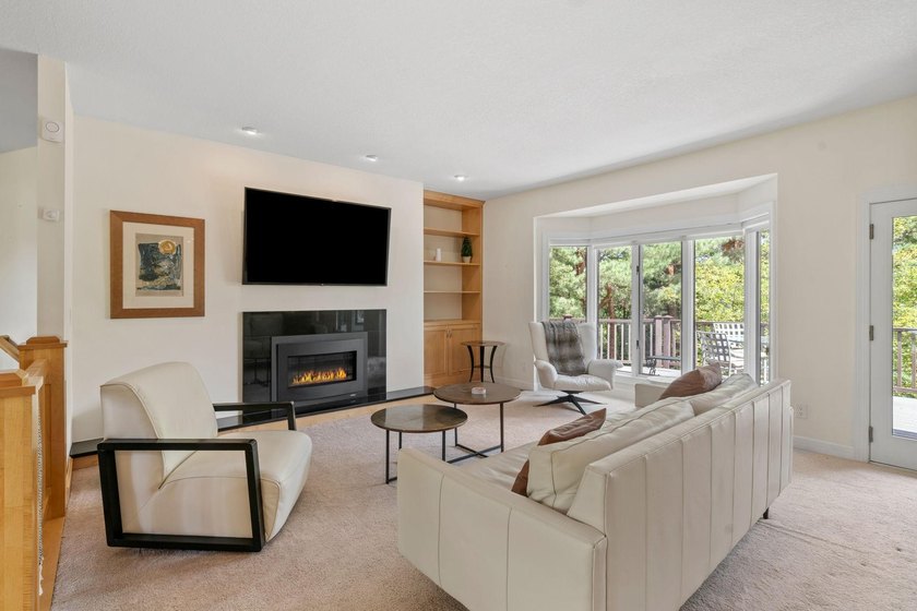 This beautifully maintained soft contemporary home offers luxury - photo 3