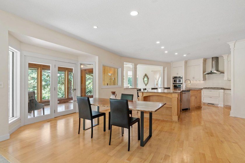 This beautifully maintained soft contemporary home offers luxury - photo 6