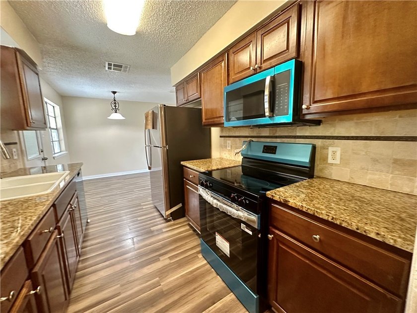 PRICED TO SELL! THIS 3 BED 2 FULL BATH HOME HAS BEEN REMODELED - photo 6