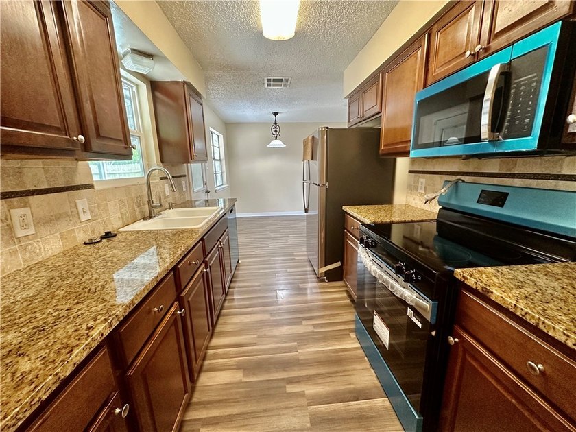 PRICED TO SELL! THIS 3 BED 2 FULL BATH HOME HAS BEEN REMODELED - photo 7