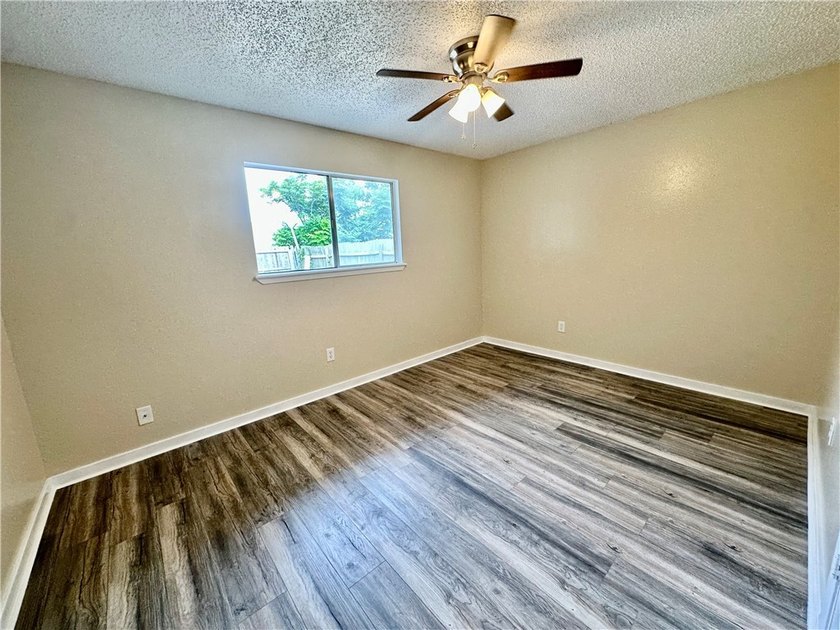 PRICED TO SELL! THIS 3 BED 2 FULL BATH HOME HAS BEEN REMODELED - photo 8