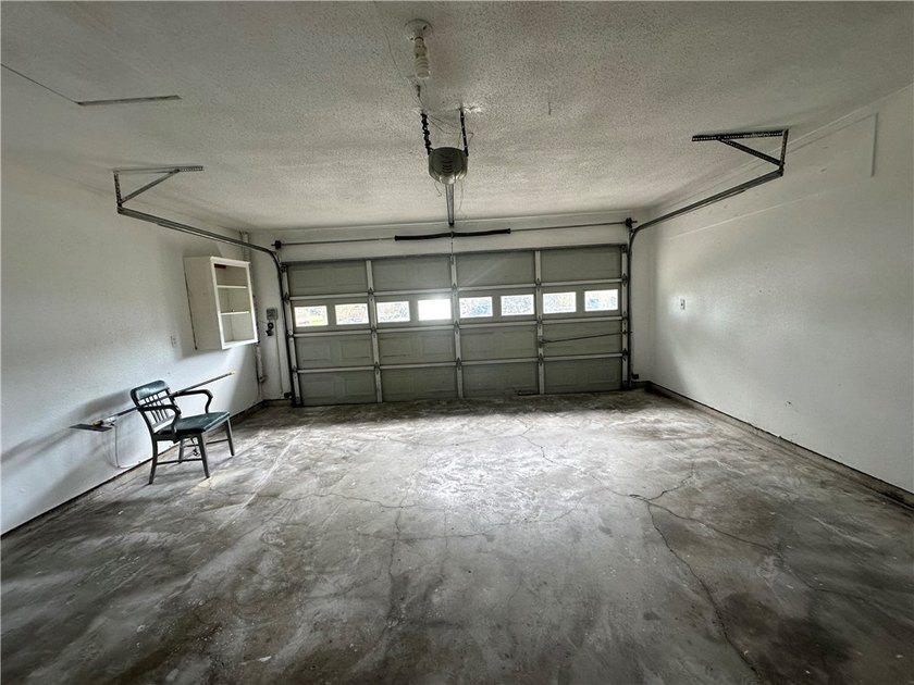 PRICED TO SELL! THIS 3 BED 2 FULL BATH HOME HAS BEEN REMODELED - photo 10