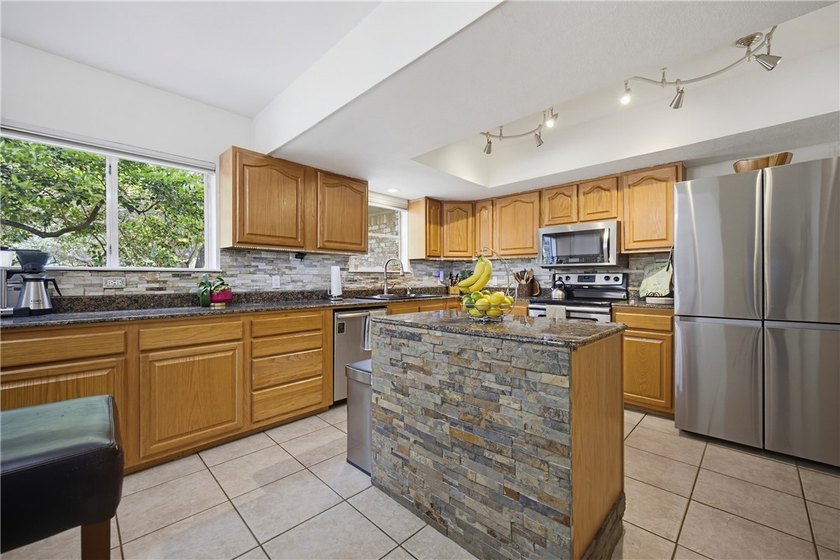 Welcome to this beautifully maintained 3,000+ square-foot home - photo 4