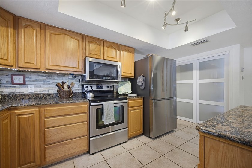 Welcome to this beautifully maintained 3,000+ square-foot home - photo 5