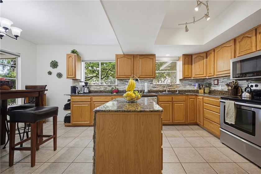 Welcome to this beautifully maintained 3,000+ square-foot home - photo 6