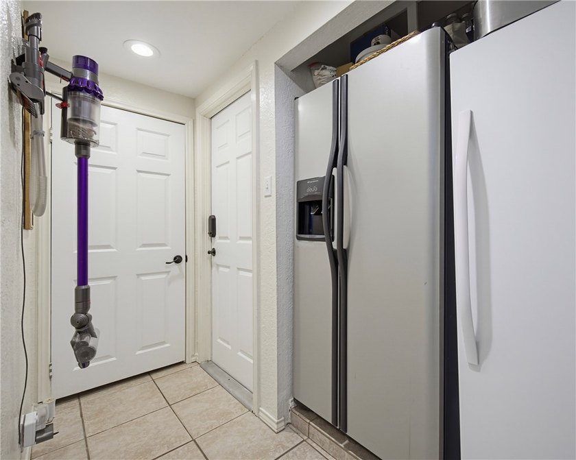 Welcome to this beautifully maintained 3,000+ square-foot home - photo 7
