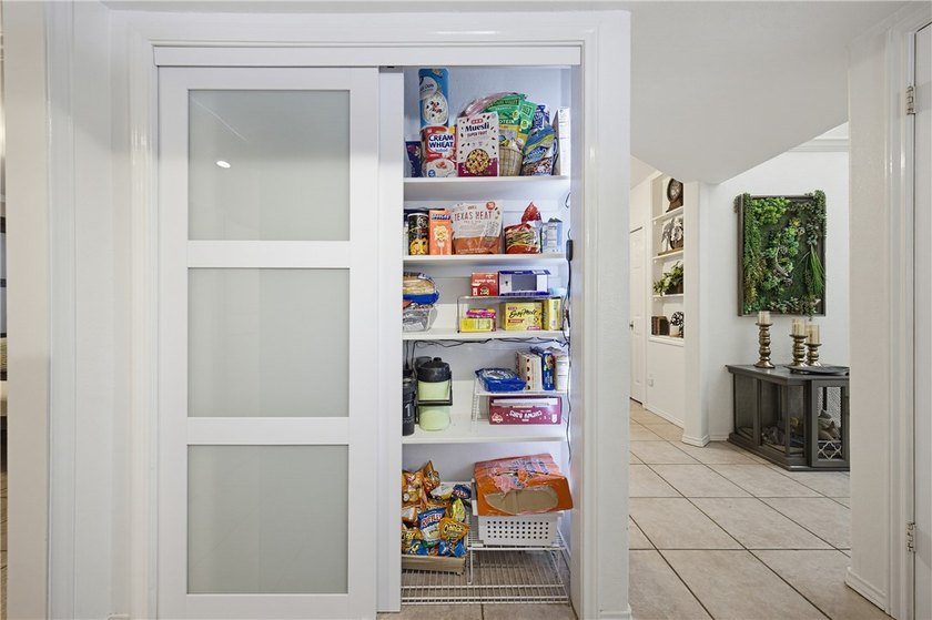 Welcome to this beautifully maintained 3,000+ square-foot home - photo 8