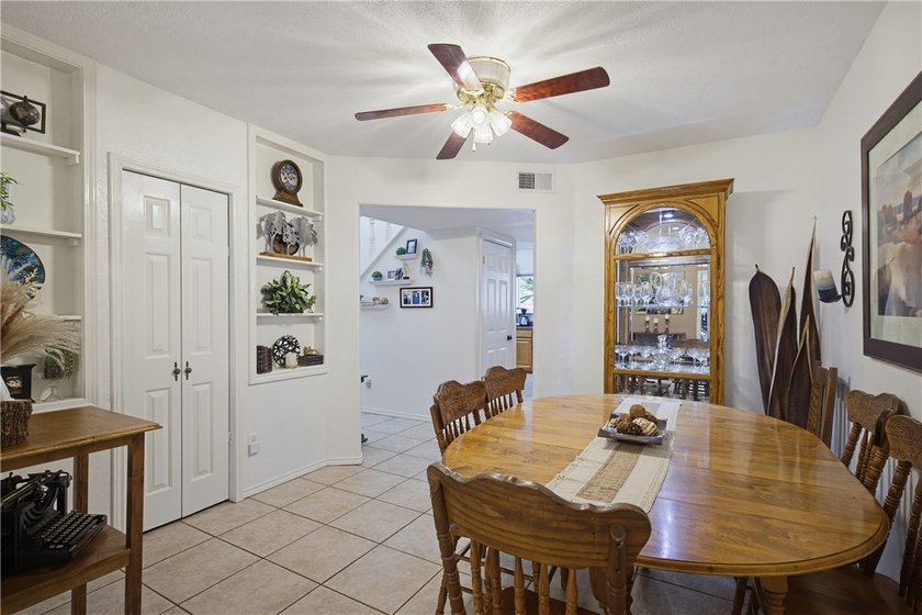 Welcome to this beautifully maintained 3,000+ square-foot home - photo 9