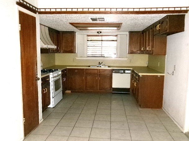 Four sided brick veneer home in Carolyn Heights features a split - photo 7