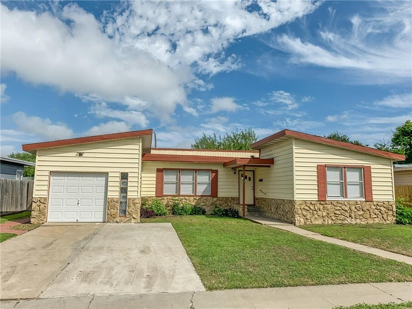 Conveniently located in the heart of Corpus Christi's - photo 2