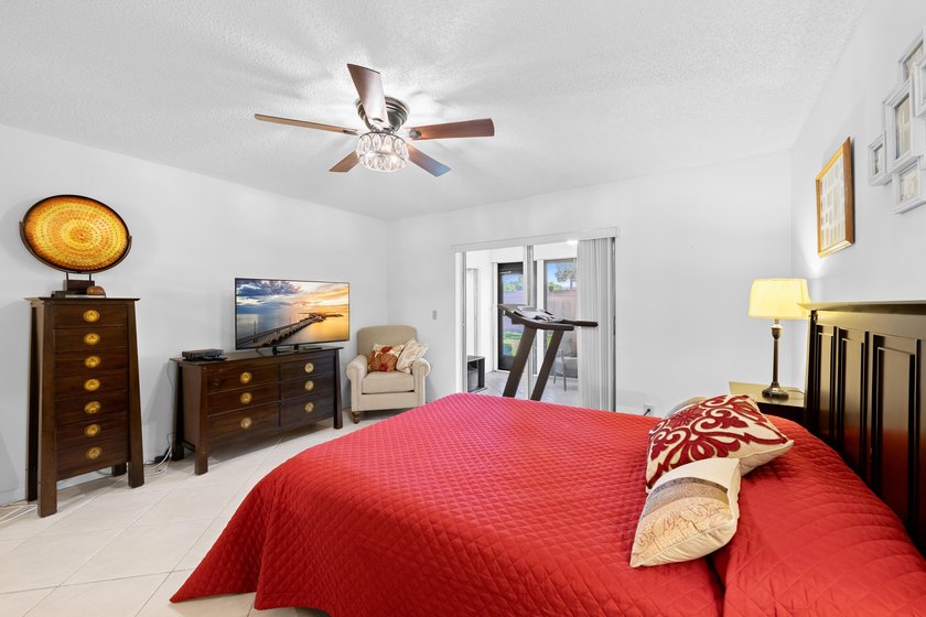 Welcome to this well-maintained 2-bedroom, 2-bathroom villa in - photo 12