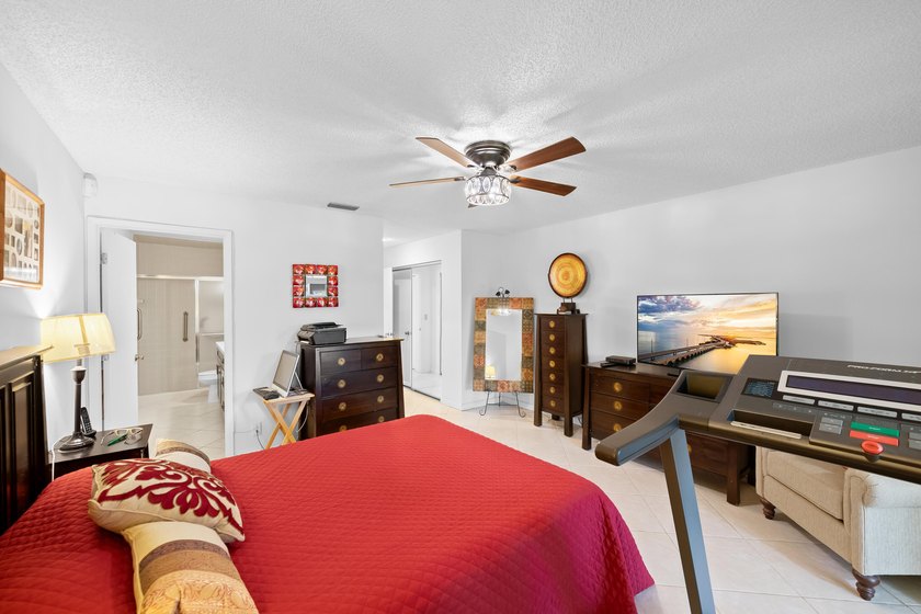 Welcome to this well-maintained 2-bedroom, 2-bathroom villa in - photo 15