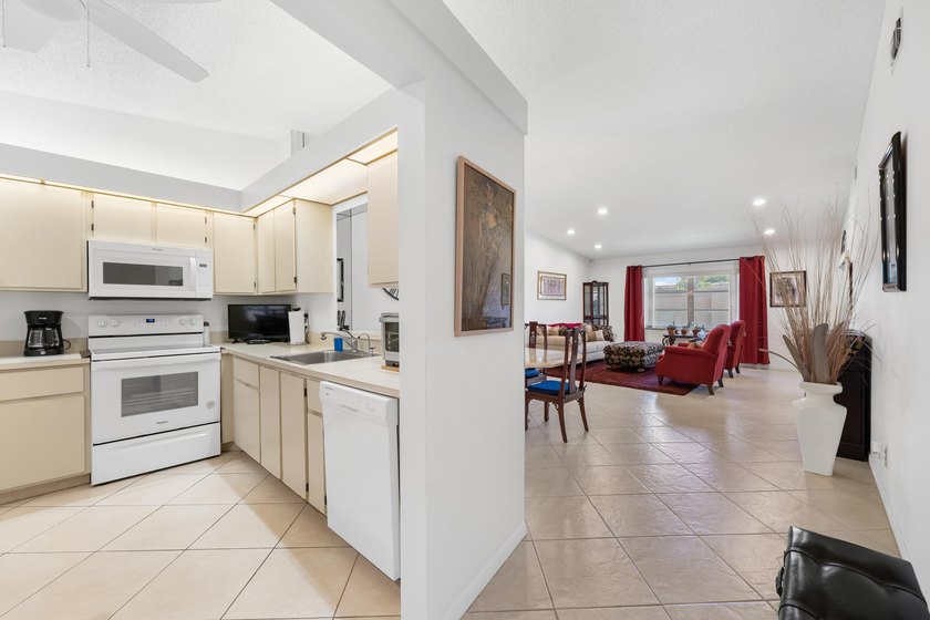 Welcome to this well-maintained 2-bedroom, 2-bathroom villa in - photo 17