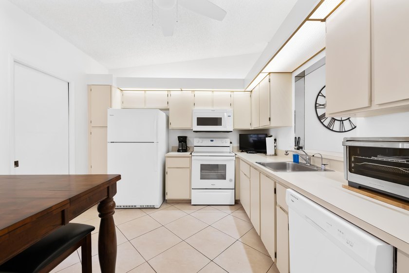Welcome to this well-maintained 2-bedroom, 2-bathroom villa in - photo 18