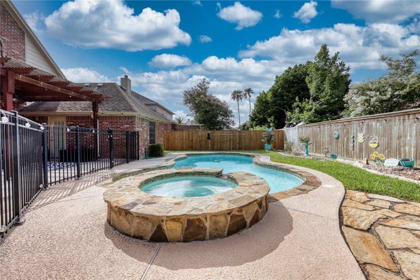 Welcome to this stunning Kings Crossing estate, perfectly - photo 4