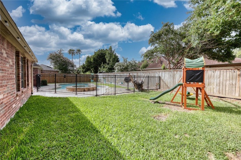 Welcome to this stunning Kings Crossing estate, perfectly - photo 6