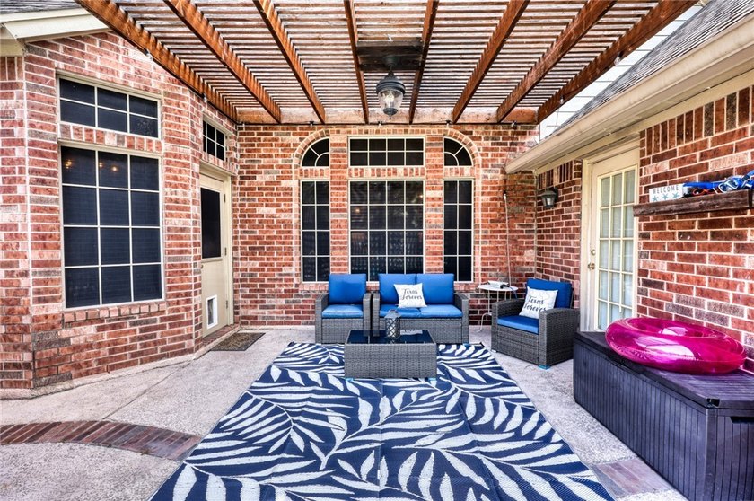 Welcome to this stunning Kings Crossing estate, perfectly - photo 8