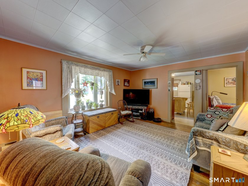 Charming 2-bedroom ranch-style home on a lovely lake offers a - photo 11