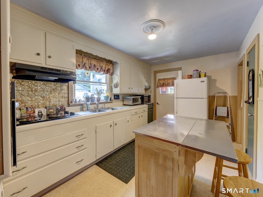 Charming 2-bedroom ranch-style home on a lovely lake offers a - photo 19