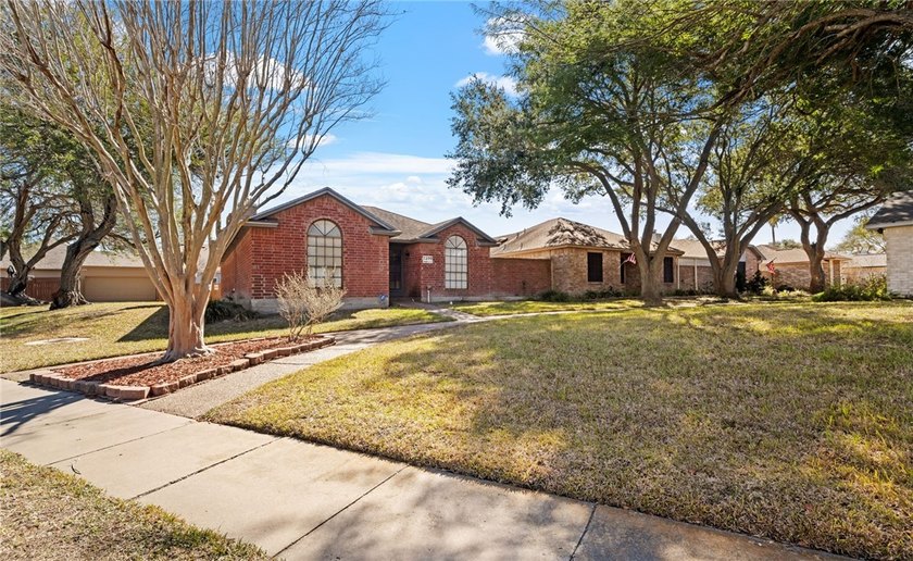 Welcome to this beautifully designed 3-bedroom, 2-bathroom brick - photo 2