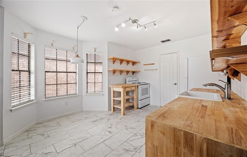 Welcome to this beautifully designed 3-bedroom, 2-bathroom brick - photo 9