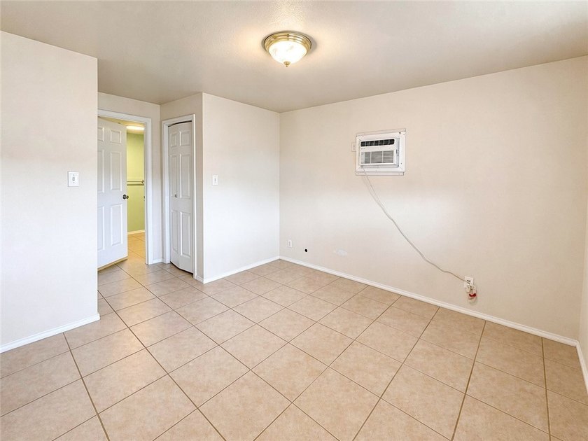 Discover this charming home with a detached guest house in - photo 5