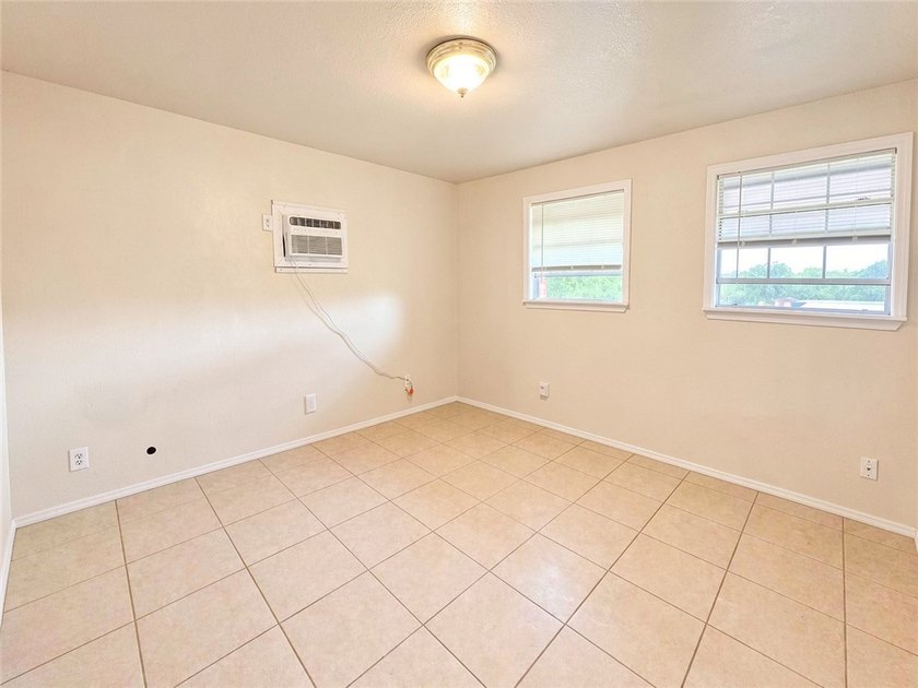 Discover this charming home with a detached guest house in - photo 6