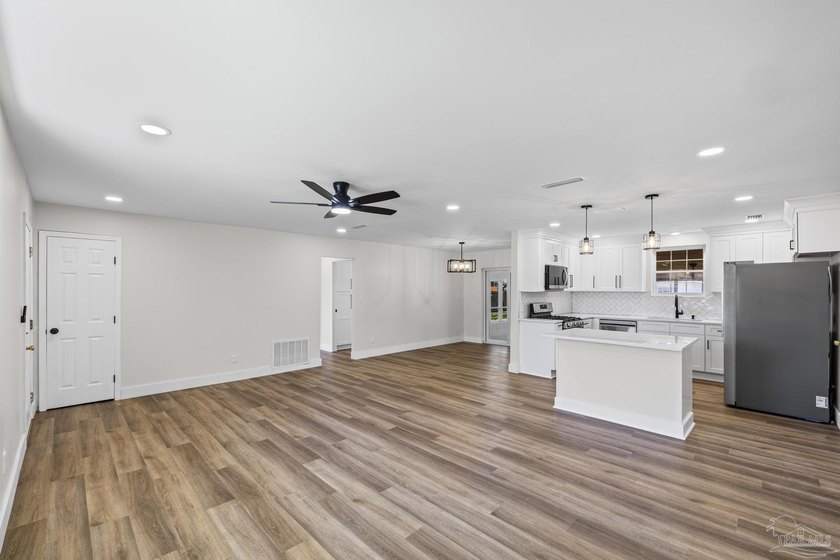 Fantastic opportunity in East Pensacola Heights. Situated on a - photo 3