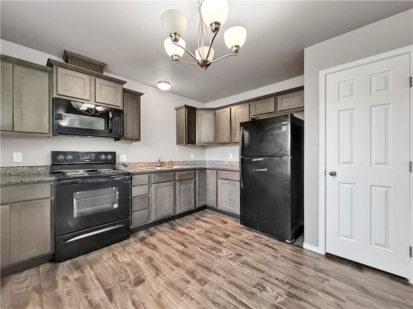 Move-in ready! This beautifully updated 3-bedroom, 2-bath home - photo 7