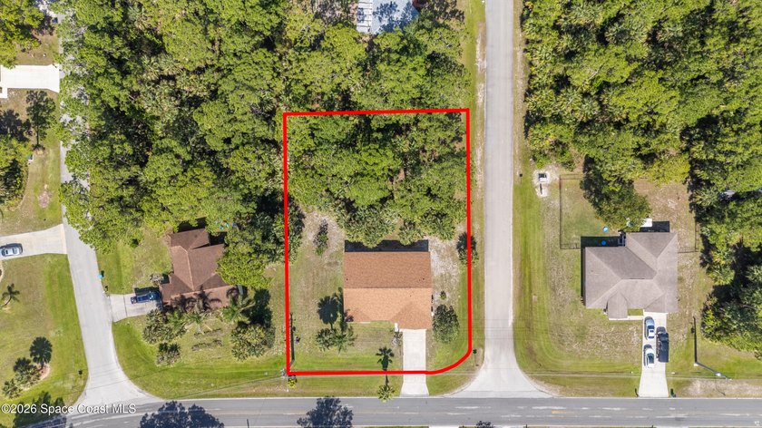 RARE find! This well-maintained 3/2/2 home sits on a half-acre - photo 2
