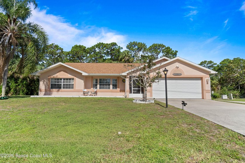 RARE find! This well-maintained 3/2/2 home sits on a half-acre - photo 3