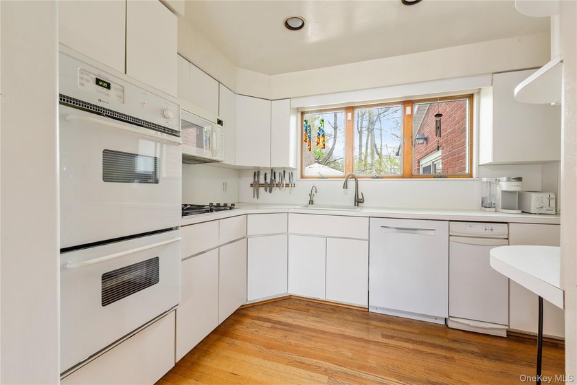 Welcome to a rare and private retreat in the heart of Great Neck - photo 8