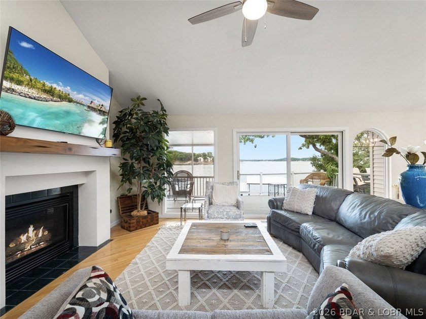 Overlooking the the gorgeous Lake nestled in a cove at the 3.5 - photo 26