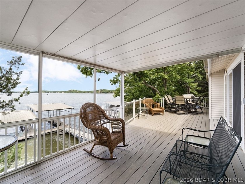Overlooking the the gorgeous Lake nestled in a cove at the 3.5 - photo 30