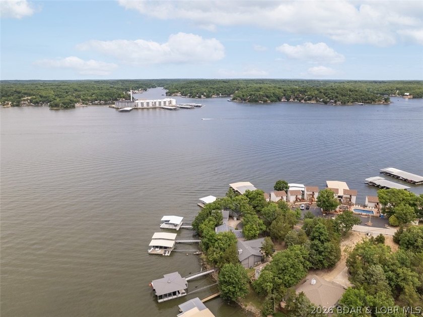 Overlooking the the gorgeous Lake nestled in a cove at the 3.5 - photo 48