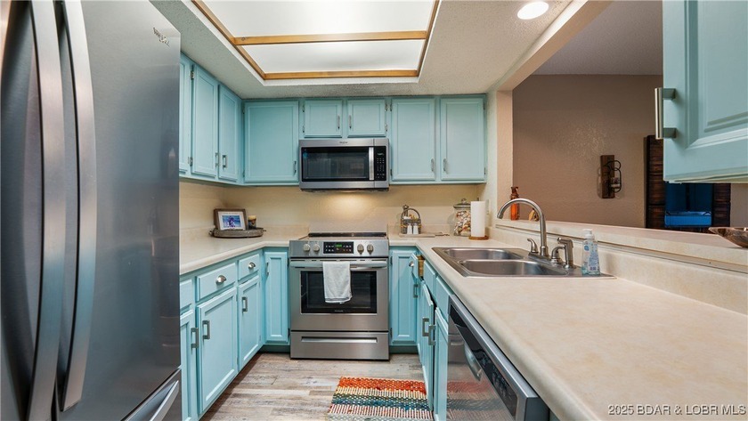 Discover lakeside living at its finest with this cozy 2-bed - photo 5